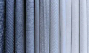 Varietà di tessuti con diverse trame e fantasie, che ricordano i diversi tipi di camicie: dal rigato al chevron, dal puntinato al liscio.