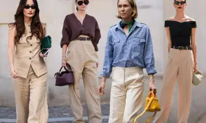 Quattro donne sfoggiano eleganti pantaloni color fango, dimostrando versatili abbinamenti uomo e donna per un look chic.