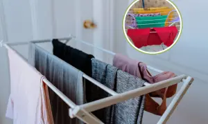 Pantaloni e magliette colorati stesi su uno stendibiancheria, un modo pratico per asciugare i pantaloni velocemente fuori casa.
