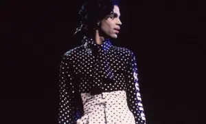 Iconico Prince con camicia a pois uomo e pantaloni a vita alta, un look audace e indimenticabile.