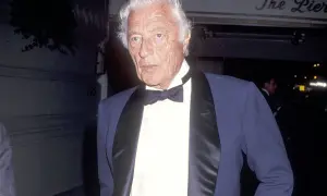 Gianni Agnelli con cravatta a farfalla e giacca elegante, un'icona di stile.