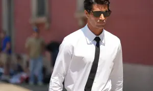 Uomo con camicia bianca e cravatta nera, un esempio di stile con colletti per camicie da uomo impeccabili.
