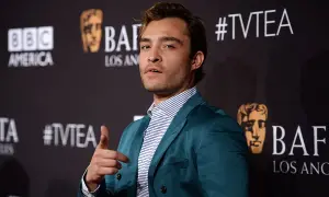 Ed Westwick con giacca color ottanio, un esempio di come abbinare il color ottanio abbigliamento con camicia a righe.