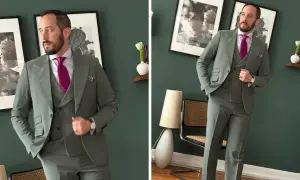 Uomo con abito verde, gilet e cravatta fucsia. Un look elegante con un tocco di colore audace.