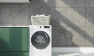 Lavatrice bianca con cestello di biancheria sopra. Impara come lavare pantaloni di lino per mantenerli freschi.
