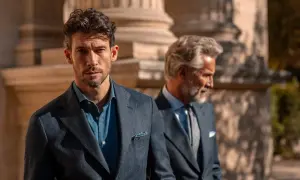 Uomo con spezzato abbinamento giacca pantaloni camicia, un look elegante e moderno.