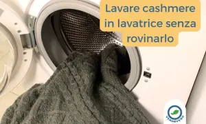 Maglione di cashmere grigio viene inserito in una lavatrice. Evita che il cashmere si restringe con il lavaggio in lavatrice.