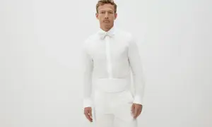 Uomo con camicia bianca e cravatta bianca, un look elegante e minimalista.