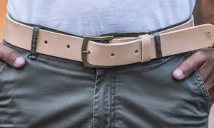 Uomo con cintura in cuoio chiaro, fibbia in ottone. La cintura si mette da che parte si desidera, ma solitamente a sinistra per comodità.