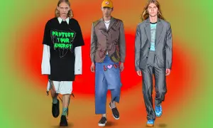 Modelli con look audaci: uno con camicia a righe e maglietta con scritta "PROTEST YOUR ENERGY", un altro con giacca e jeans con cuore "LOVE", e un terzo in completo gessato.