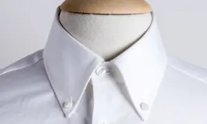 Collo di camicia bianca con bottoni sul colletto, un classico stile button down.