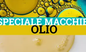 Bollicine d'olio su sfondo giallo e blu. Testo: "SPECIALE MACCHIE OLIO". Come rimuovere una macchia olio dai pantaloni.
