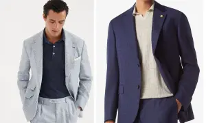Uomo con giacca a quadri chiara e polo blu scuro, e uomo con giacca blu e maglia a collo alto beige. Eleganza casual con polo sotto la giacca.