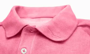Collo di una camicia polo rosa. Scopri come lavare le camicie a mano per mantenerle perfette.
