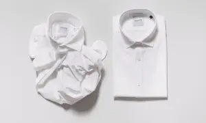 Due camicie bianche, una stropicciata e una perfettamente piegata, mostrano l'arte della camicia.
