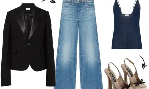 Outfit blazer e jeans: giacca nera con revers in raso, jeans a vita alta a zampa, top blu scuro e décolleté beige con fiocco.