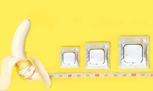 Banana con metro, tre confezioni di preservativi di diverse misure. La taglia XXL corrisponde alla taglia uomo.
