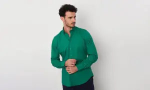 Uomo con camicia lino verde, un look fresco e moderno.