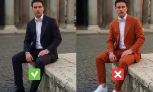 Uomo in abito blu scuro con papillon, approvato. A destra, lo stesso uomo in abito arancione con sneakers, bocciato. Ecco come abbinare le righe.