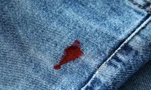 Macchia di sangue su jeans. Scopri come togliere sangue dai vestiti con rimedi efficaci.