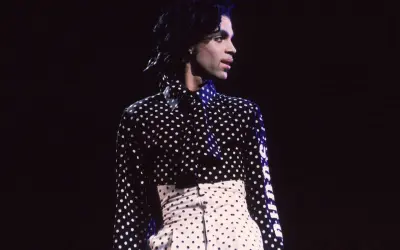 Iconico Prince con camicia a pois uomo e pantaloni a vita alta, un look audace e indimenticabile.