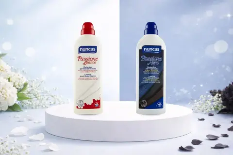 Detersivi Nuncas per lavare un capo bianco e nero in lavatrice: "Passione Bianco" e "Passione Nero".