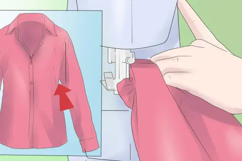 Mani che guidano una maglietta rosa sotto una macchina da cucire, con un'immagine ingrandita della maglietta che mostra una freccia rossa. Impara come restringere una maglietta.