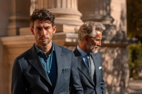 Uomo con spezzato abbinamento giacca pantaloni camicia, un look elegante e moderno.