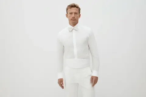 Uomo con camicia bianca e cravatta bianca, un look elegante e minimalista.