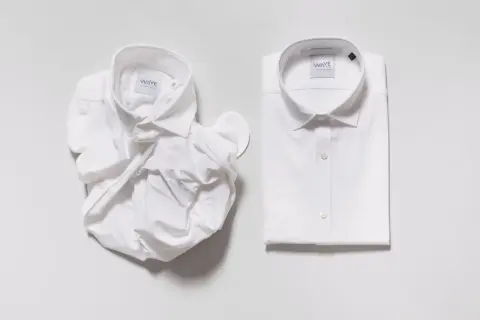Due camicie bianche, una stropicciata e una perfettamente piegata, mostrano l'arte della camicia.