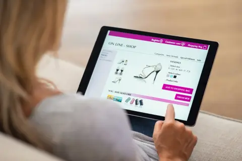 Donna cerca su tablet taglia 12 americana a cosa corrisponde per sandali online.