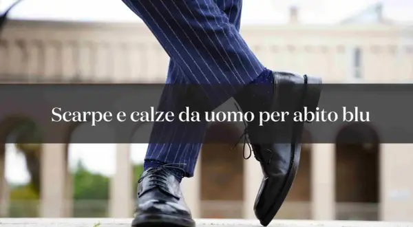 Eleganza maschile: abbinamento blu e grigio con calze a pois e scarpe stringate nere.