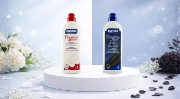 Detersivi Nuncas per lavare un capo bianco e nero in lavatrice: "Passione Bianco" e "Passione Nero".