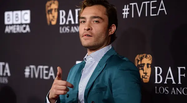 Ed Westwick con giacca color ottanio, un esempio di come abbinare il color ottanio abbigliamento con camicia a righe.