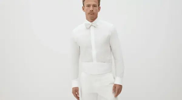 Uomo con camicia bianca e cravatta bianca, un look elegante e minimalista.