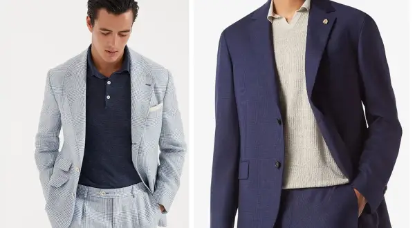 Uomo con giacca a quadri chiara e polo blu scuro, e uomo con giacca blu e maglia a collo alto beige. Eleganza casual con polo sotto la giacca.