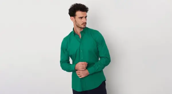 Uomo con camicia lino verde, un look fresco e moderno.