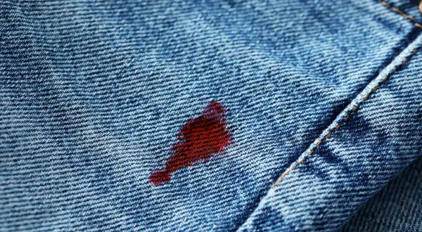 Macchia di sangue su jeans. Scopri come togliere sangue dai vestiti con rimedi efficaci.