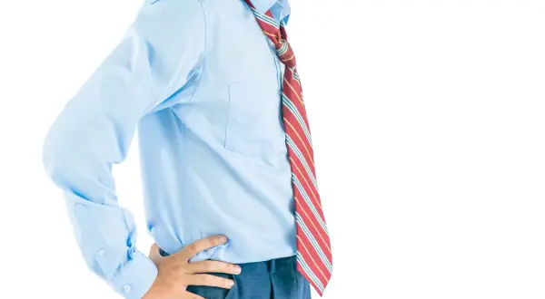 Uomo con camicia azzurra e cravatta a righe rosse, gialle e bianche. La lunghezza cravatta è visibile, arrivando appena sotto la cintura.