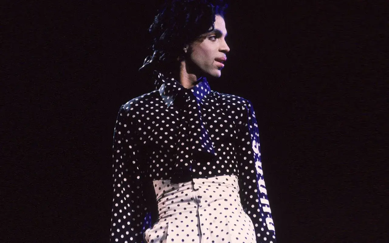 Iconico Prince con camicia a pois uomo e pantaloni a vita alta, un look audace e indimenticabile.