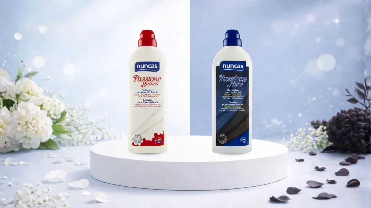 Detersivi Nuncas per lavare un capo bianco e nero in lavatrice: "Passione Bianco" e "Passione Nero".