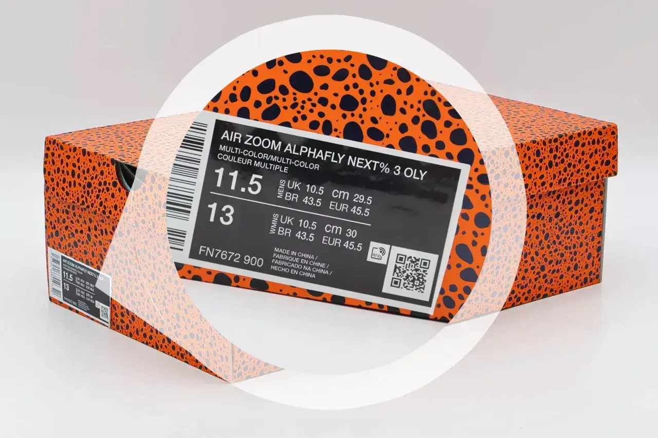 Scatola arancione con macchie nere, etichetta scarpe Nike Air Zoom Alphafly Next% 3 Oly, taglia EUR 42 taglia italiana uomo.