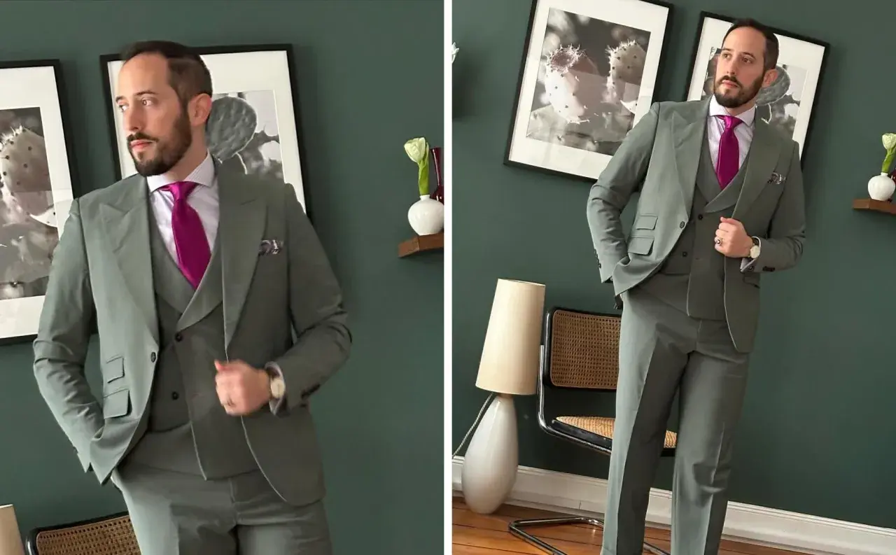 Uomo con abito verde, gilet e cravatta fucsia. Un look elegante con un tocco di colore audace.