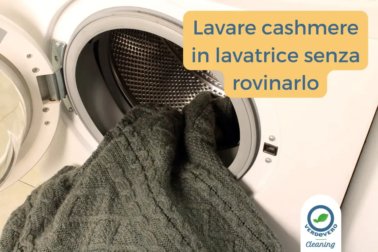 Maglione di cashmere grigio viene inserito in una lavatrice. Evita che il cashmere si restringe con il lavaggio in lavatrice.
