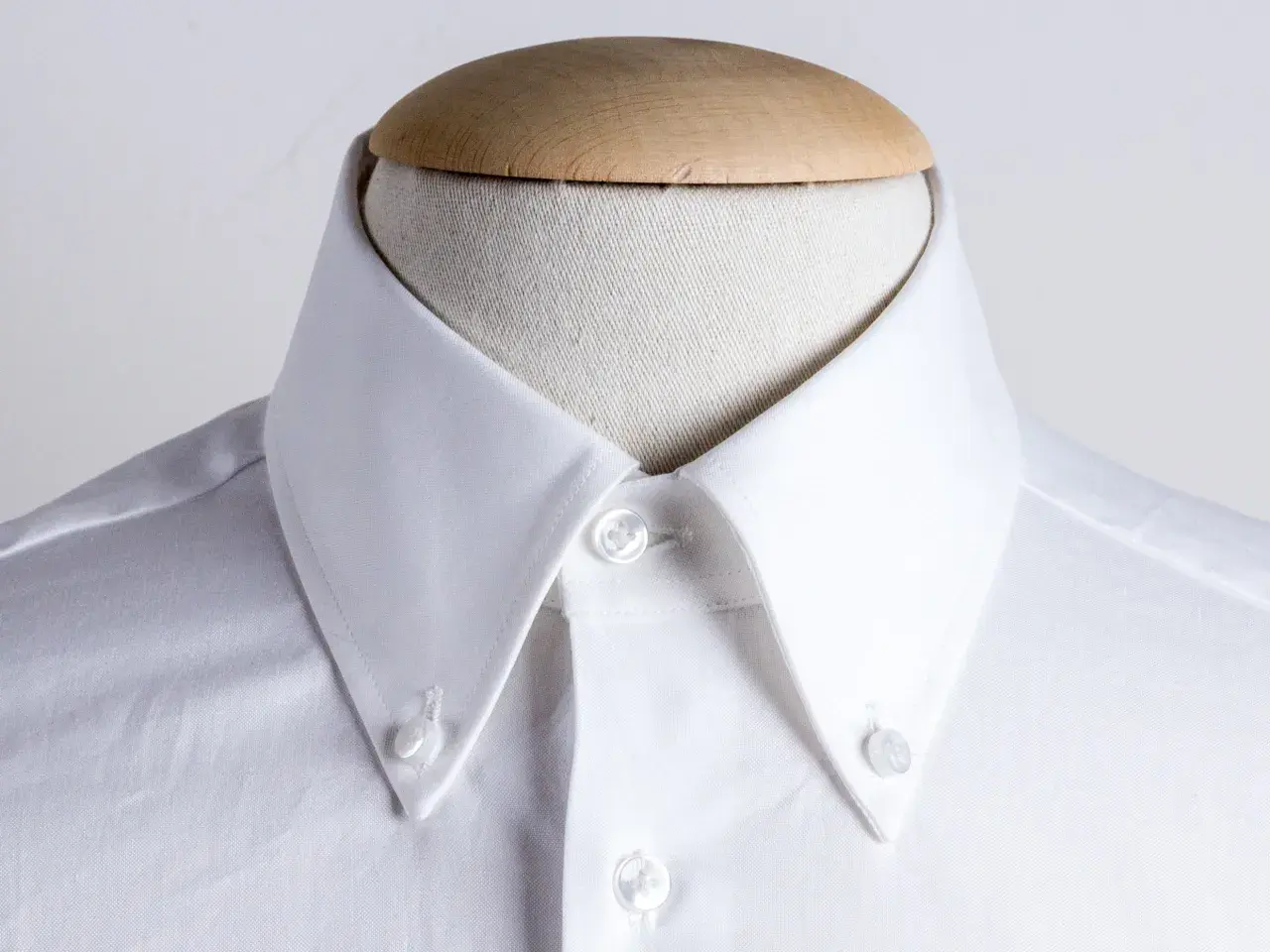Collo di camicia bianca con bottoni sul colletto, un classico stile button down.