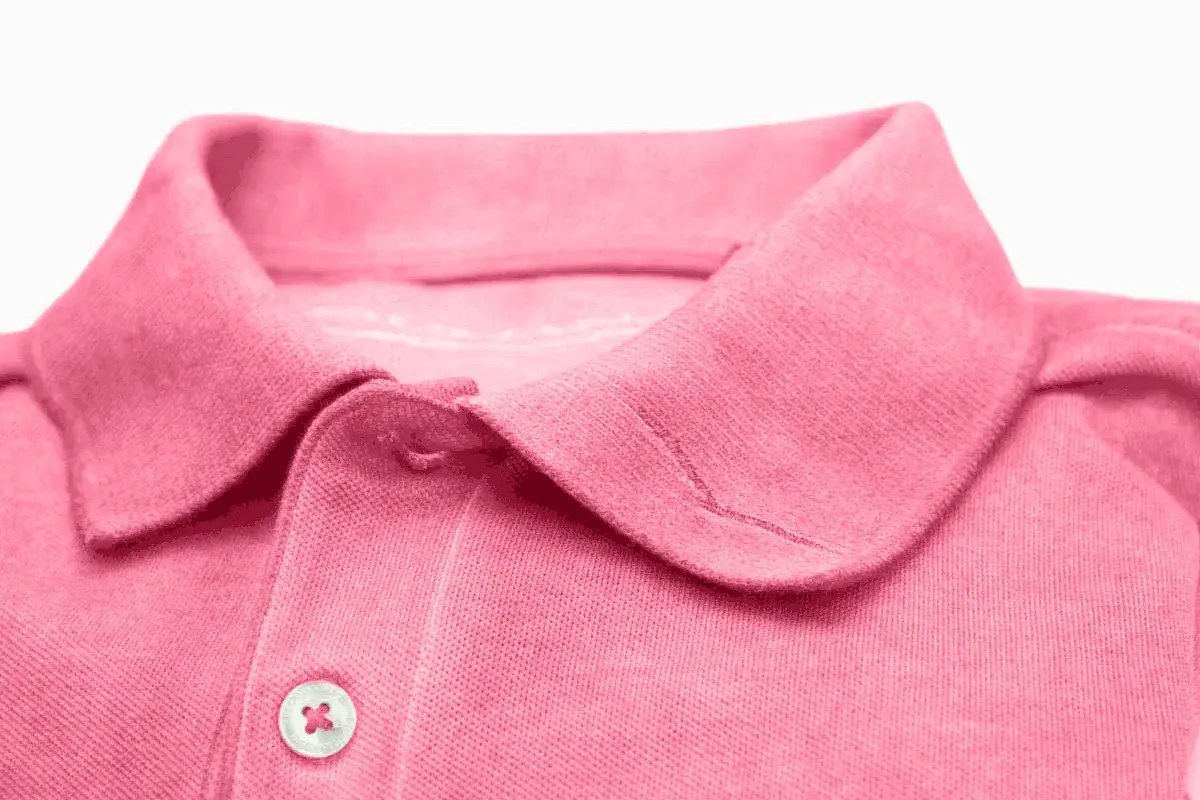 Collo di una camicia polo rosa. Scopri come lavare le camicie a mano per mantenerle perfette.