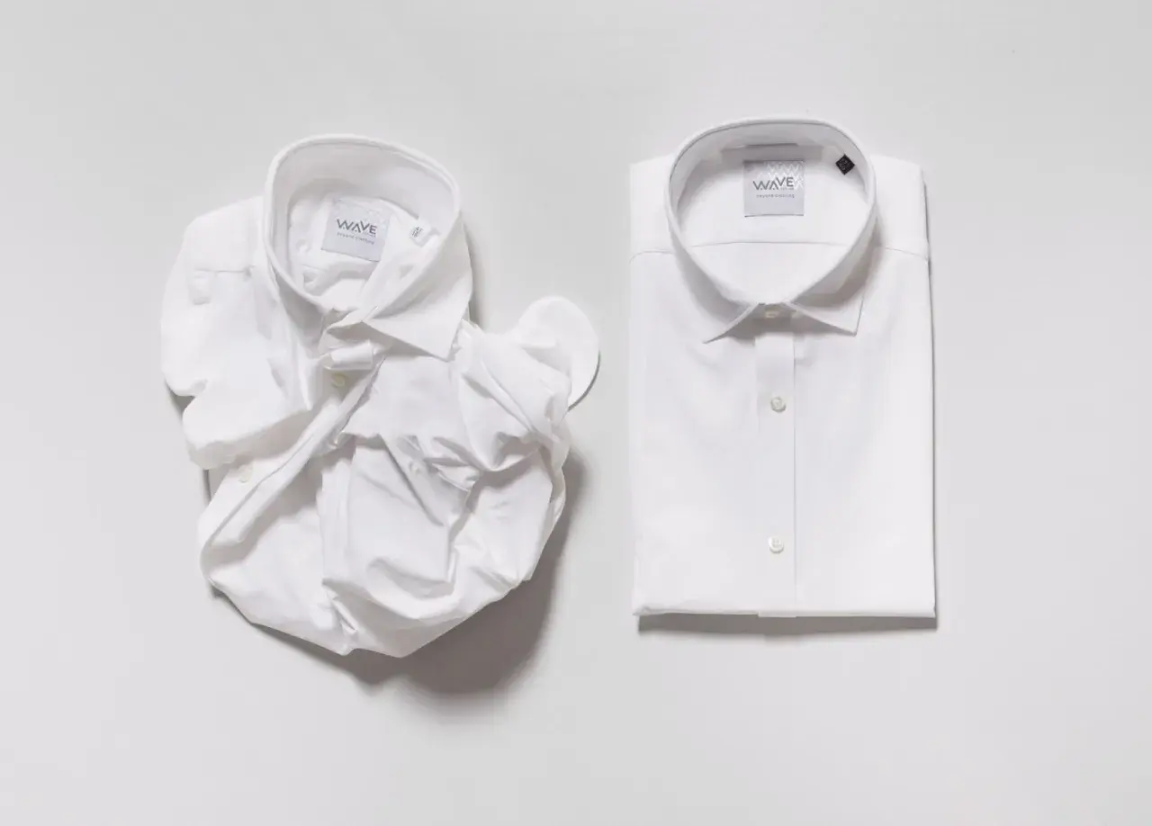 Due camicie bianche, una stropicciata e una perfettamente piegata, mostrano l'arte della camicia.