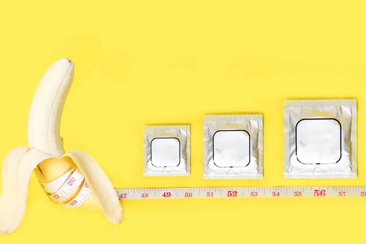 Banana con metro, tre confezioni di preservativi di diverse misure. La taglia XXL corrisponde alla taglia uomo.