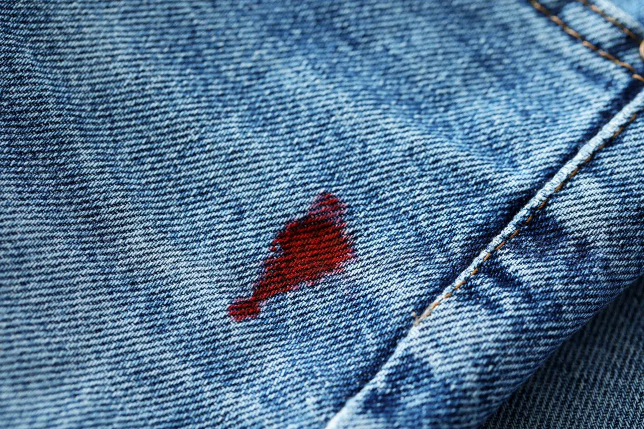 Macchia di sangue su jeans. Scopri come togliere sangue dai vestiti con rimedi efficaci.