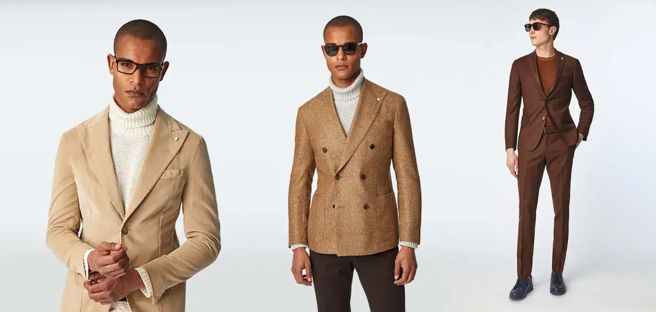 Uomini in abiti eleganti color cammello e marrone. Il color oro si abbina perfettamente a maglioni a collo alto chiari e scuri.
